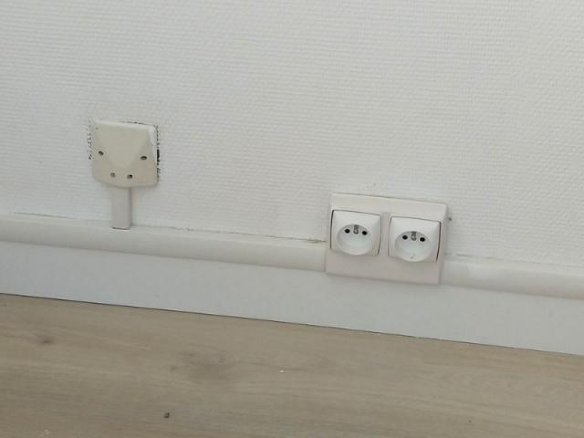 Dépannage d'urgence sur une prise défectueuse avec rénovation 